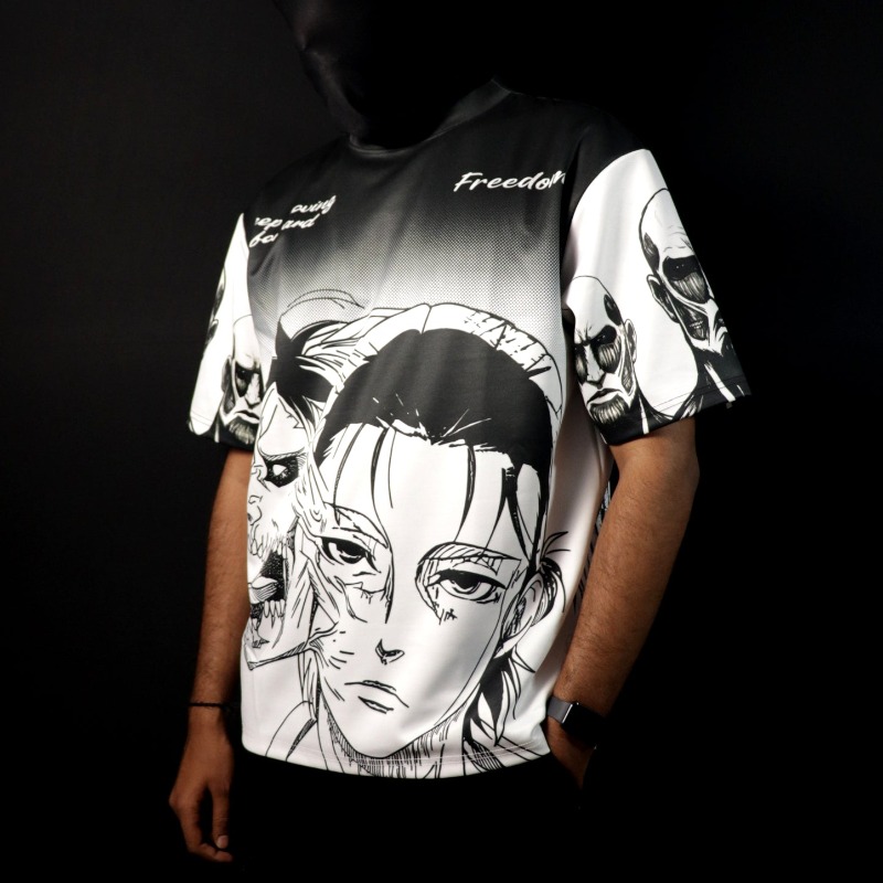 Graphic Tee Oversized - 黒と白のマンガ柄、全面昇華プリントのメッシュTシャツ。ユニセックス、オーバーサイズ、ストリートウェア、アニメ風グラフィックTシャツ。
