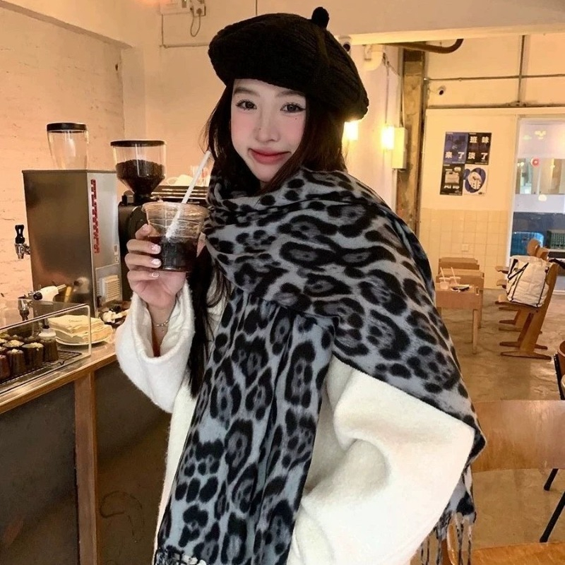 2025年ニューレトロシルクレオパード柄スカーフ軽量ソフト暖 - Mens Fashion Winter 2025 のレビューと価格